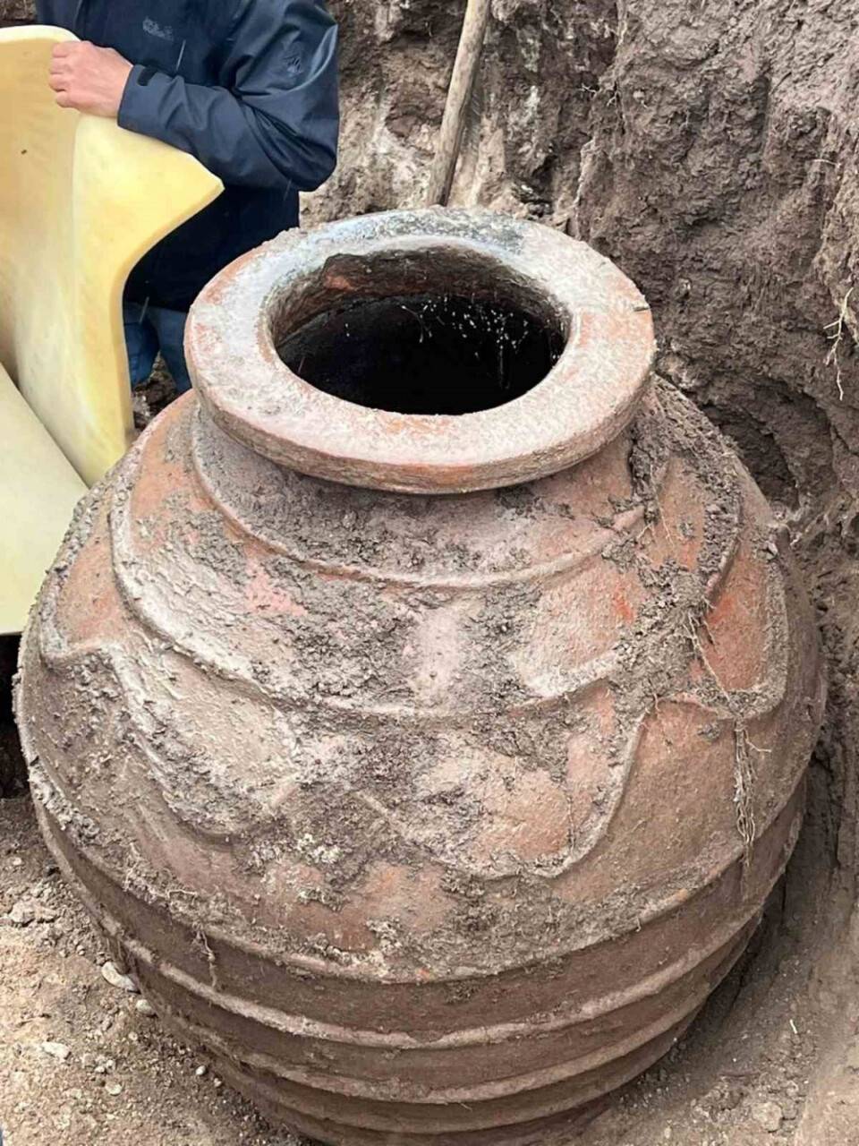 Tarla sürerken tarihi küp buldu