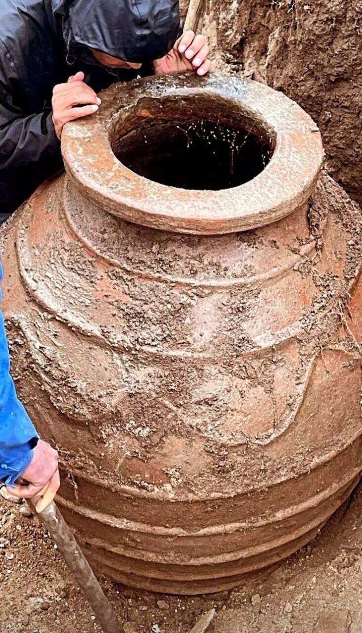 Tarla sürerken tarihi küp buldu