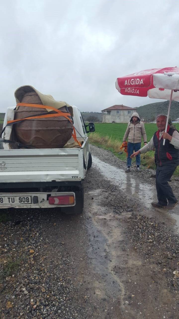 Tarla sürerken tarihi küp buldu