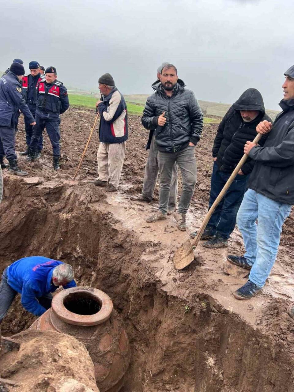 Tarla sürerken tarihi küp buldu