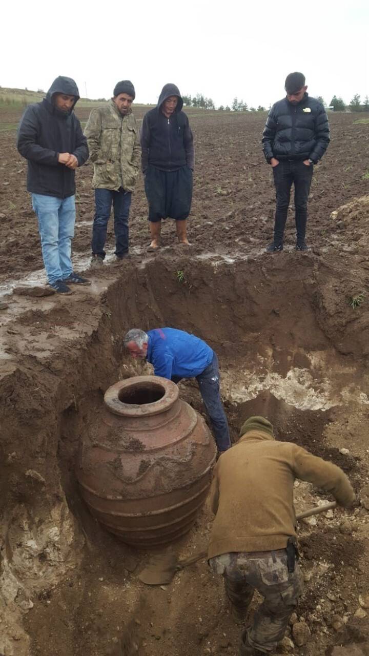 Tarla sürerken tarihi küp buldu