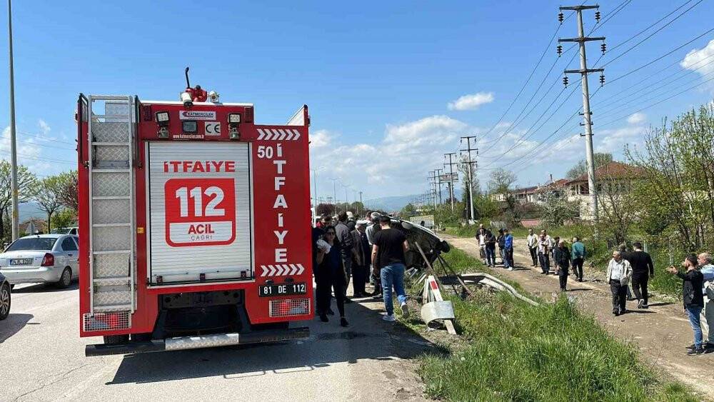 Bariyerlere saplanan otomobil paramparça oldu