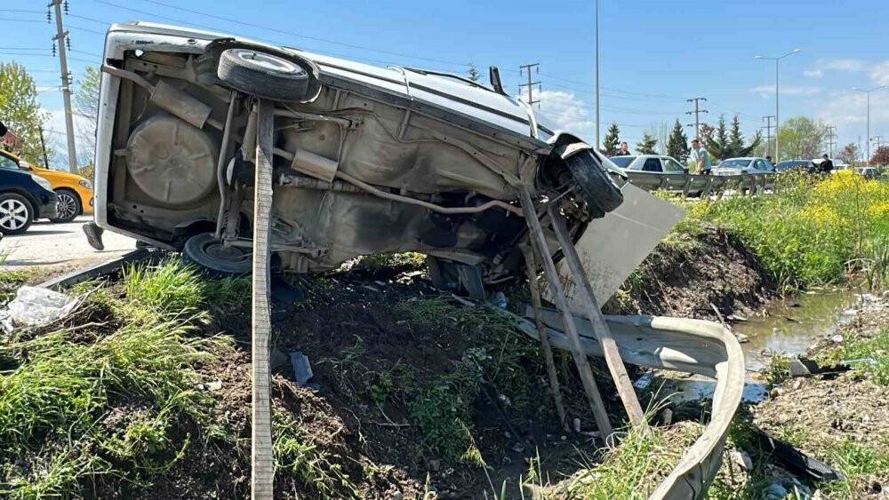 Bariyerlere saplanan otomobil paramparça oldu