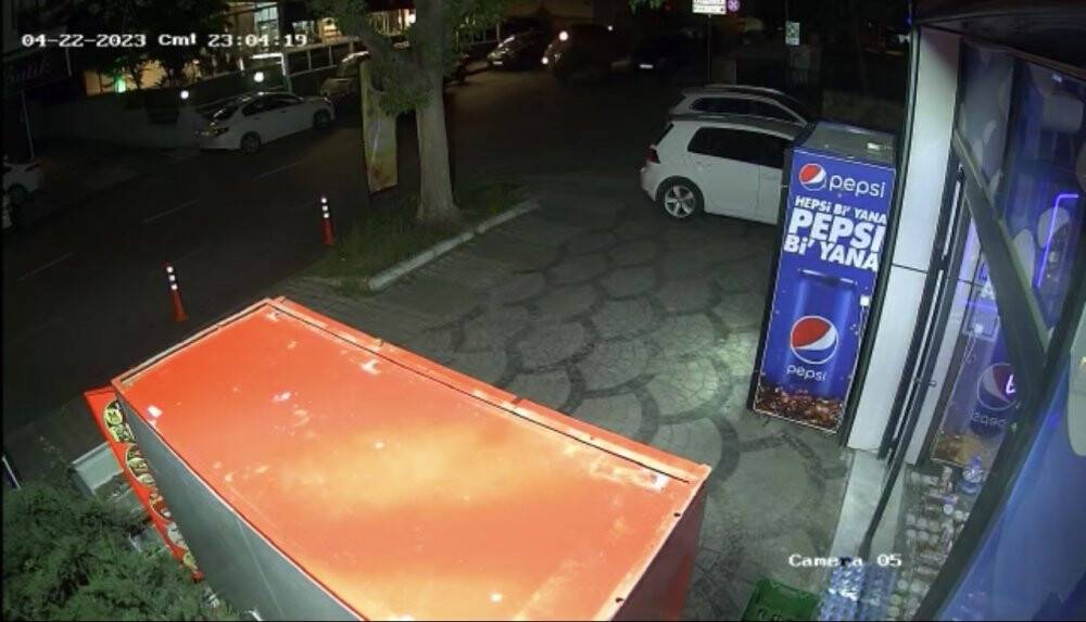 Kontrolden çıkan otomobil 3 araca çarpıp böyle takla attı: 1 yaralı