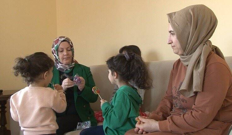 Konya'da muhtar anne depremzede çocukları yalnız bırakmıyor