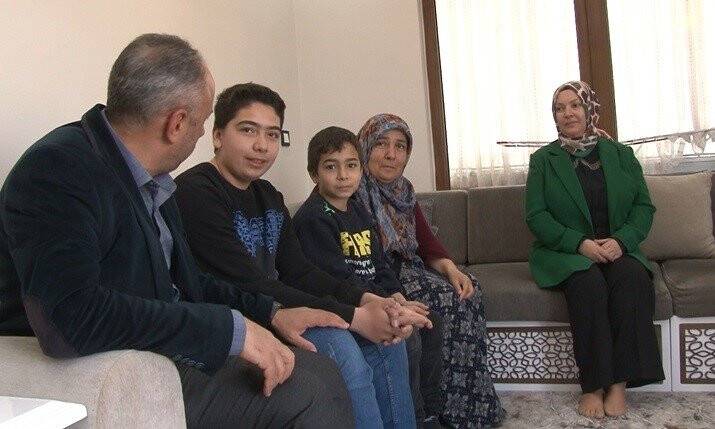 Konya'da muhtar anne depremzede çocukları yalnız bırakmıyor