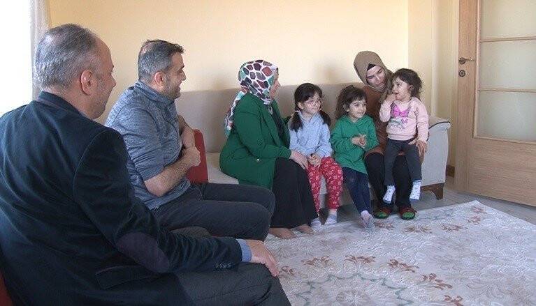 Konya'da muhtar anne depremzede çocukları yalnız bırakmıyor