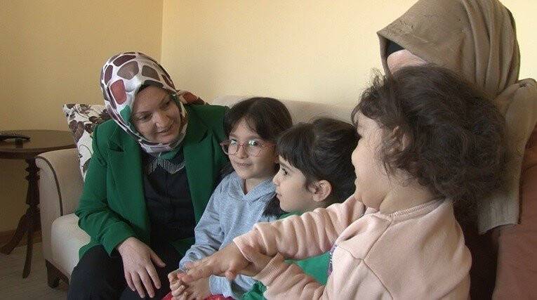 Konya'da muhtar anne depremzede çocukları yalnız bırakmıyor
