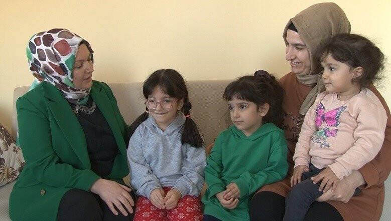 Konya'da muhtar anne depremzede çocukları yalnız bırakmıyor