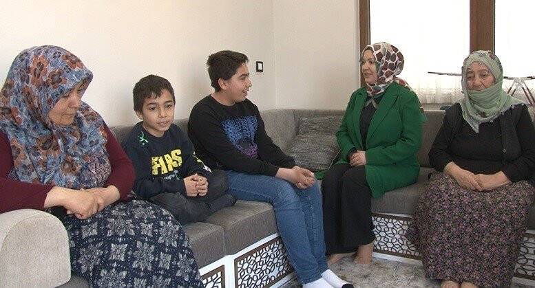 Konya'da muhtar anne depremzede çocukları yalnız bırakmıyor