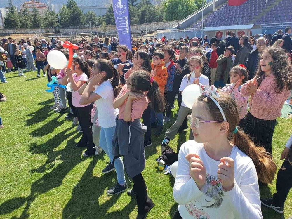 Akşehir Belediyesi’nden çocuklara bayram şenliği