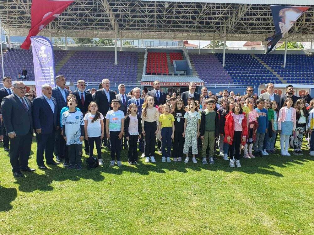 Akşehir Belediyesi’nden çocuklara bayram şenliği