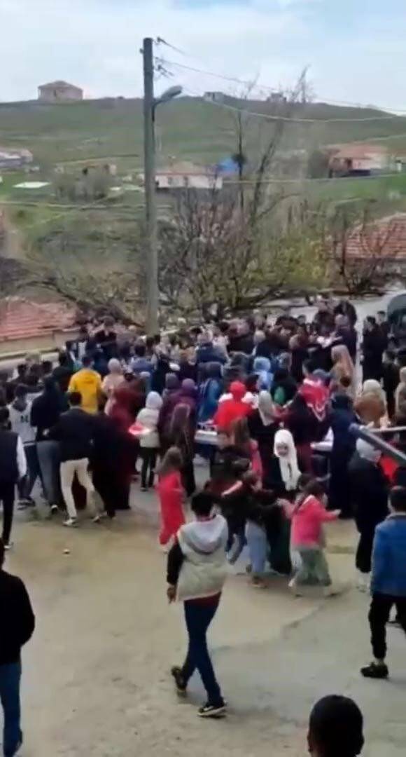 Bir yandan oynadılar, bir yandan kavga ettiler