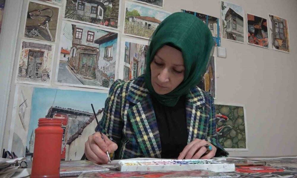 Depremin acı hatıralarını resmediyor