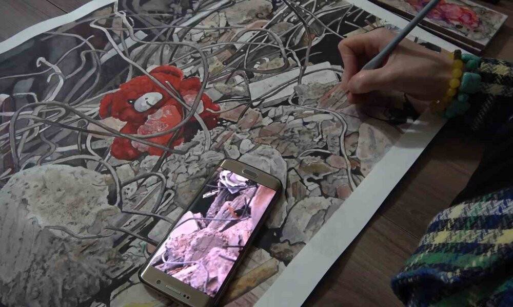 Depremin acı hatıralarını resmediyor