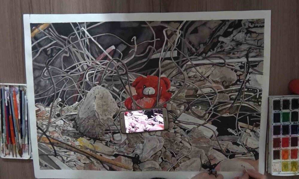 Depremin acı hatıralarını resmediyor
