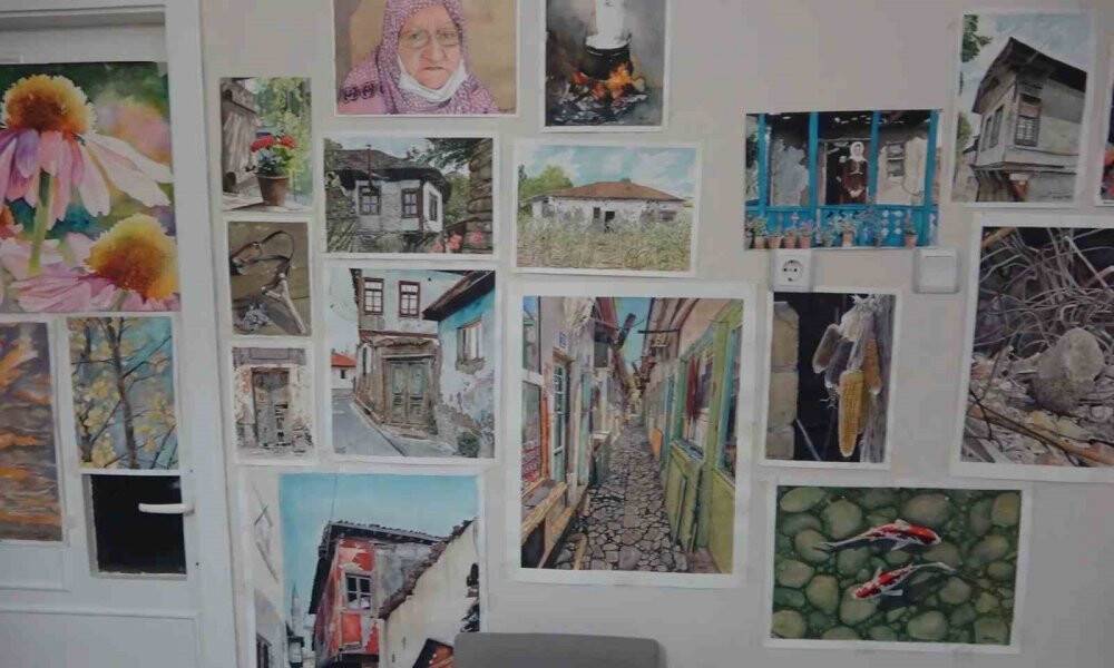 Depremin acı hatıralarını resmediyor