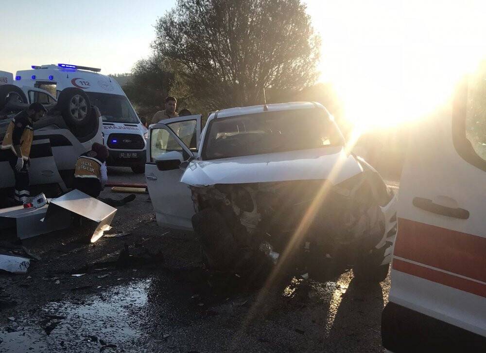 Direksiyon hakimiyetini kaybedip, karşı şeride geçti: 7 yaralı