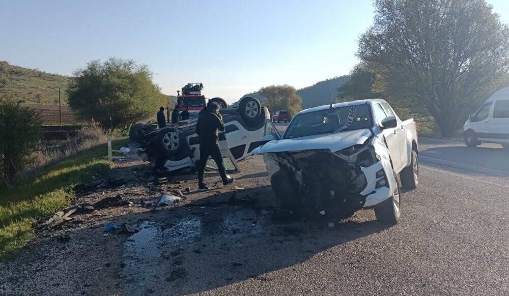 Direksiyon hakimiyetini kaybedip, karşı şeride geçti: 7 yaralı