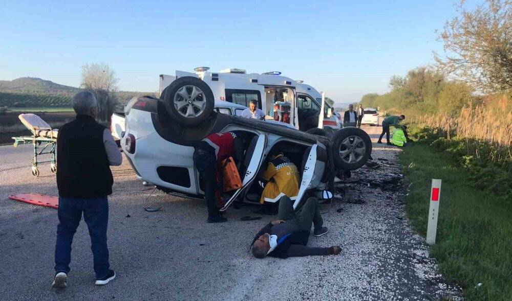 Direksiyon hakimiyetini kaybedip, karşı şeride geçti: 7 yaralı