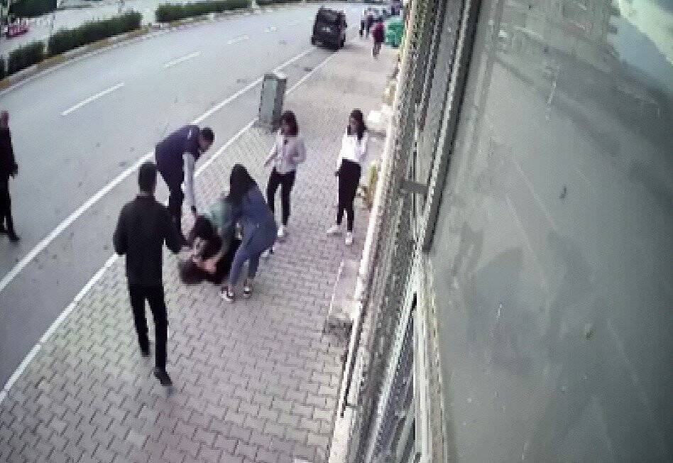 Kızların tekme tokat kavgasını esnaf ayırdı