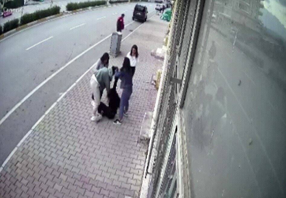 Kızların tekme tokat kavgasını esnaf ayırdı