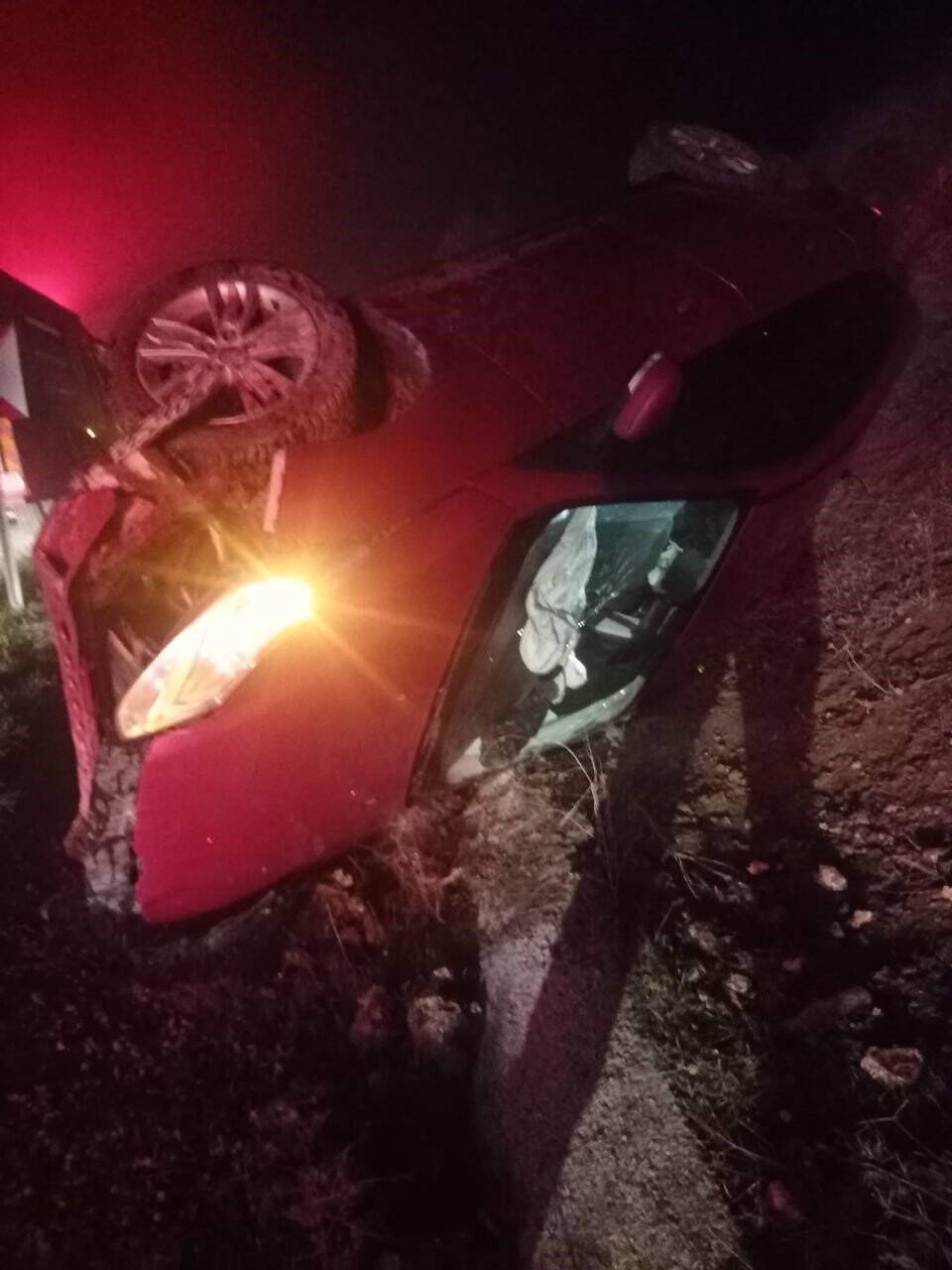 Otomobil şarampole uçtu sürücü yaralandı