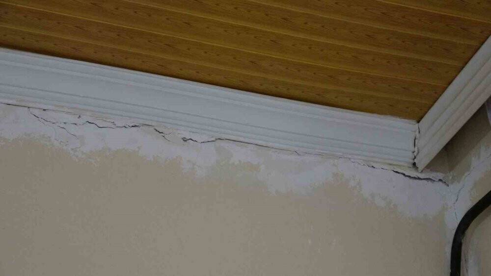 Sallanan istinat duvarı evleri tehdit ediyor