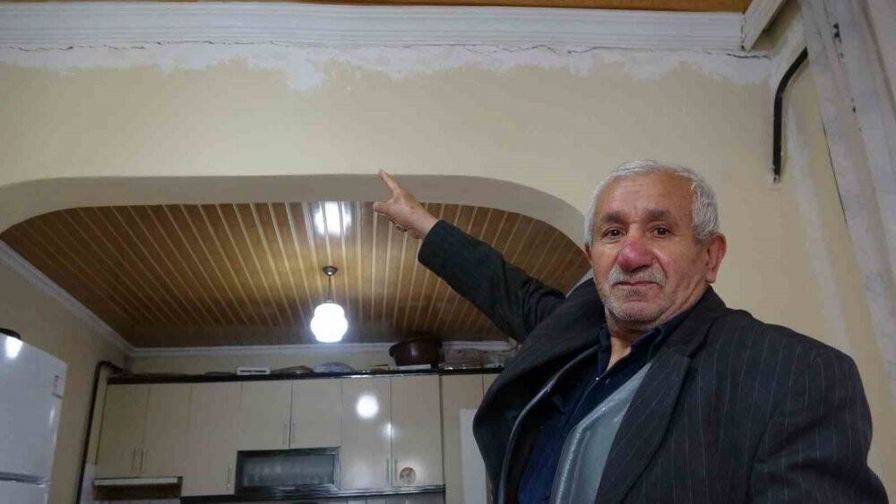 Sallanan istinat duvarı evleri tehdit ediyor