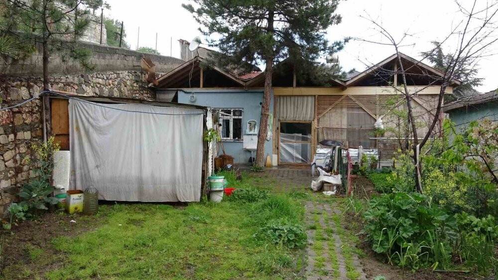 Sallanan istinat duvarı evleri tehdit ediyor