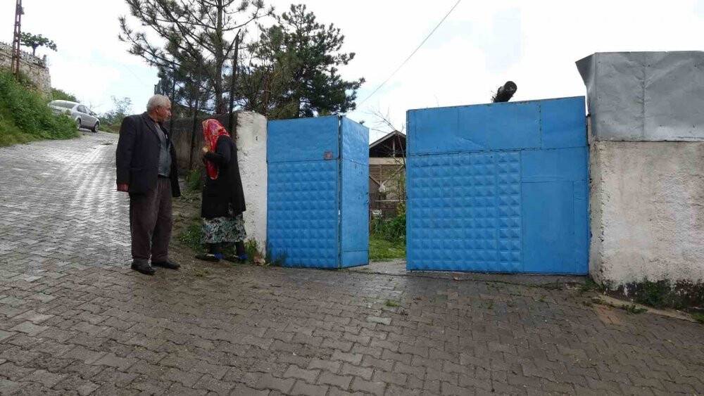 Sallanan istinat duvarı evleri tehdit ediyor