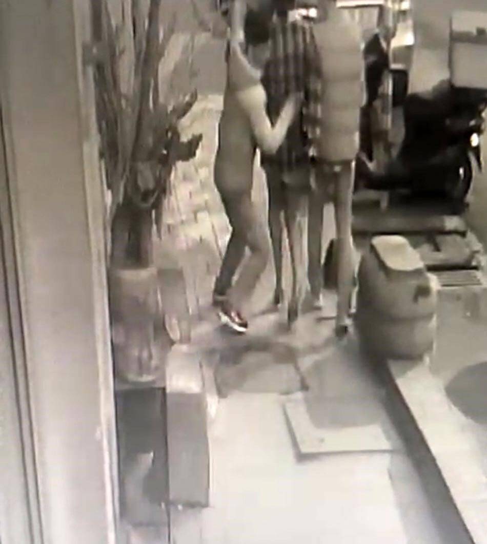 ABD’li kadına kapkaç kamerada: Beline sarılıp telefonunu çaldılar