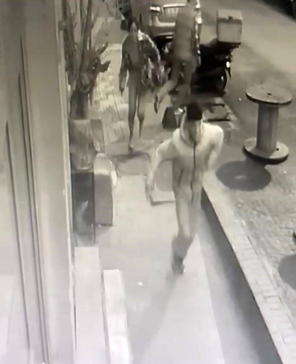 ABD’li kadına kapkaç kamerada: Beline sarılıp telefonunu çaldılar