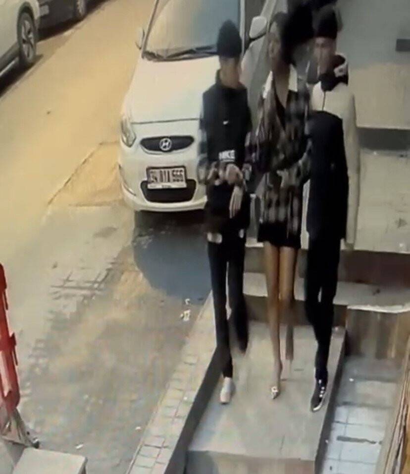 ABD’li kadına kapkaç kamerada: Beline sarılıp telefonunu çaldılar