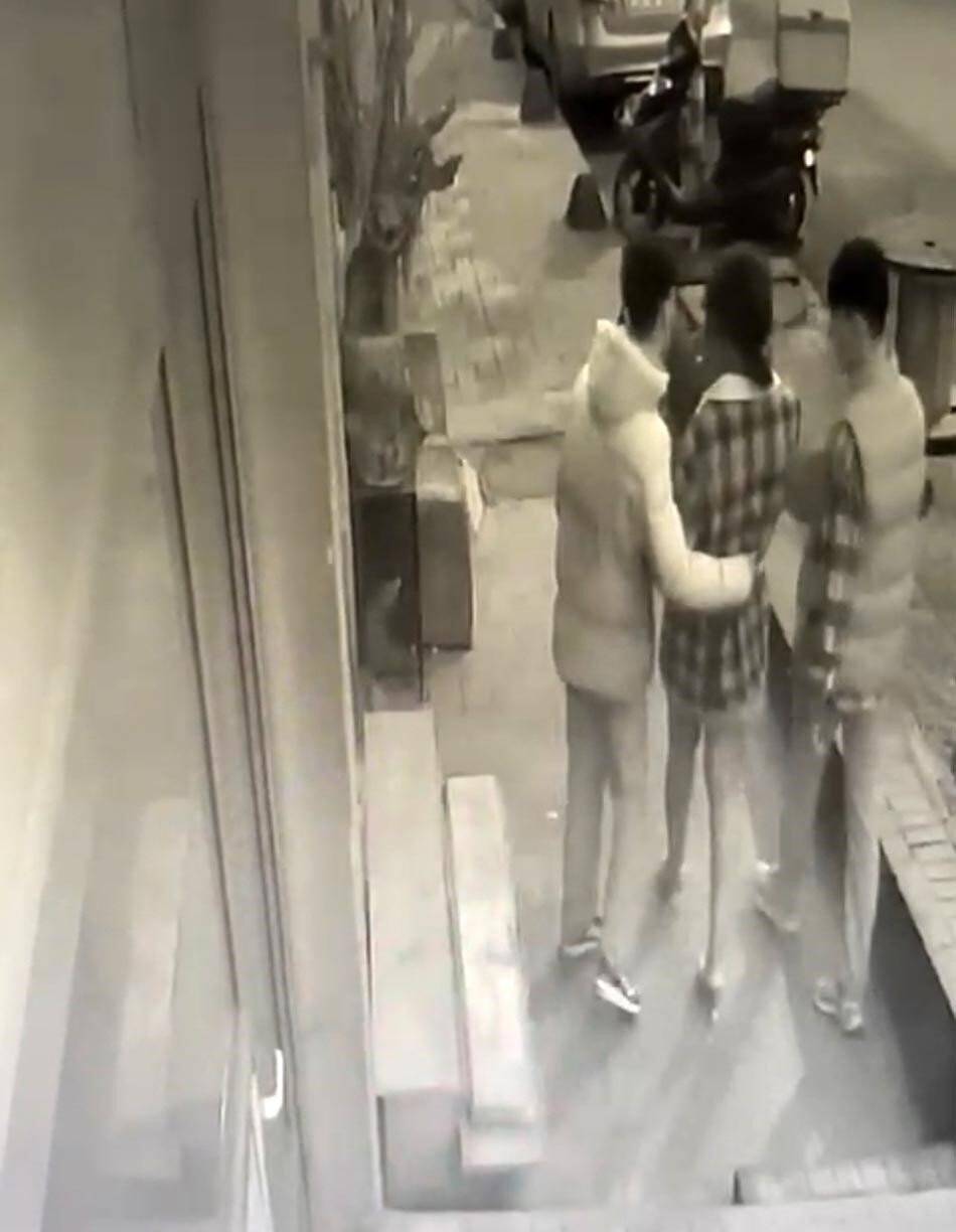 ABD’li kadına kapkaç kamerada: Beline sarılıp telefonunu çaldılar