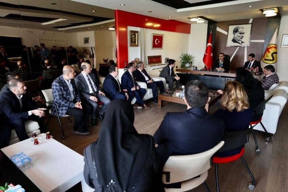 Bakan Dönmez Eskişehirspor’u ziyaret etti