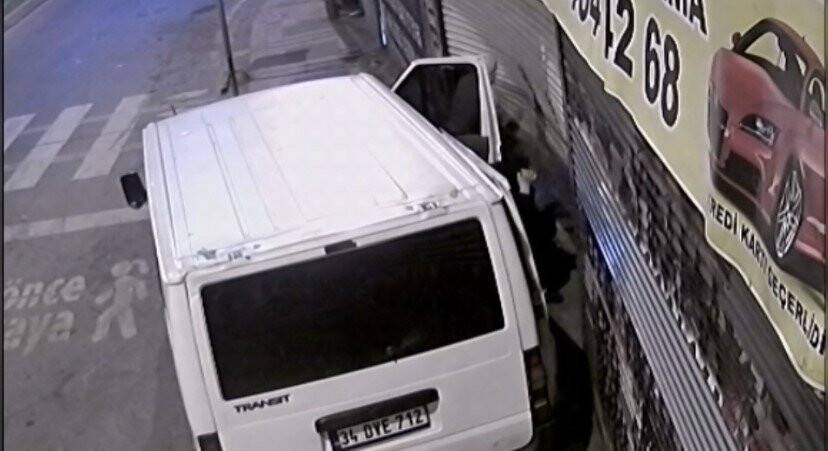 Hurdacıyı kepengini minibüsle kırıp soydular! İşte o anlar