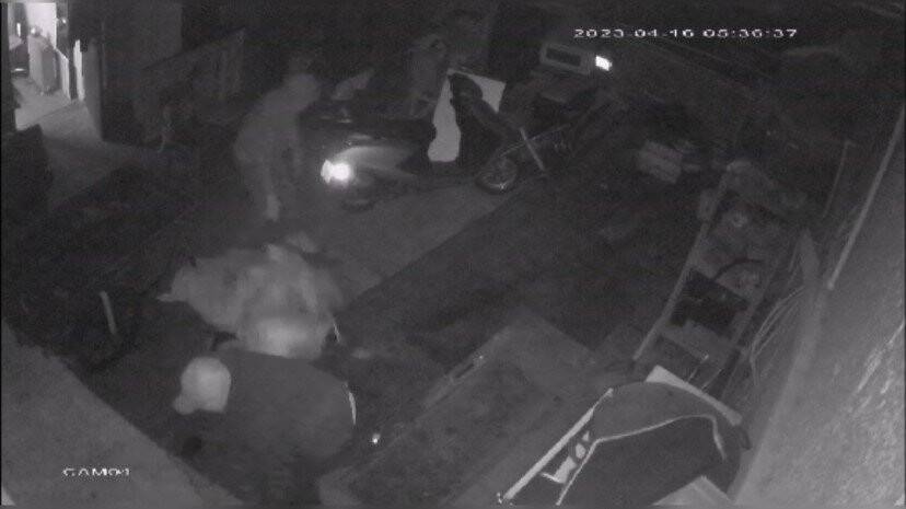 Hurdacıyı kepengini minibüsle kırıp soydular! İşte o anlar