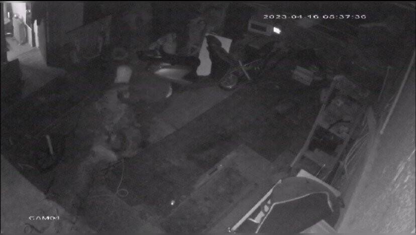 Hurdacıyı kepengini minibüsle kırıp soydular! İşte o anlar