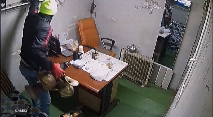 Hurdacıyı kepengini minibüsle kırıp soydular! İşte o anlar