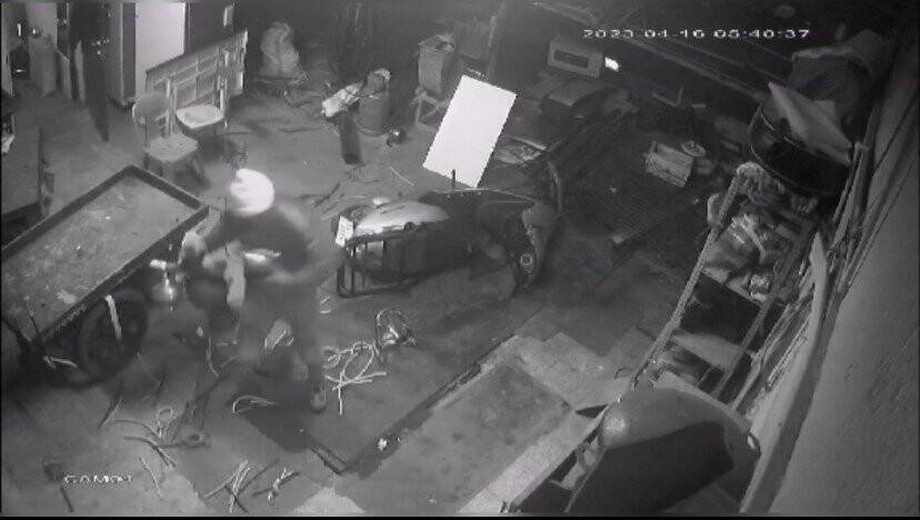 Hurdacıyı kepengini minibüsle kırıp soydular! İşte o anlar