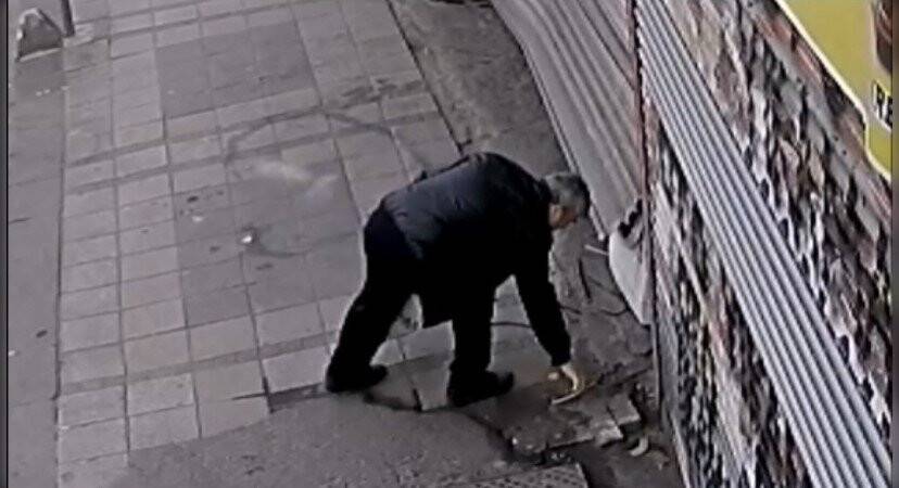 Hurdacıyı kepengini minibüsle kırıp soydular! İşte o anlar