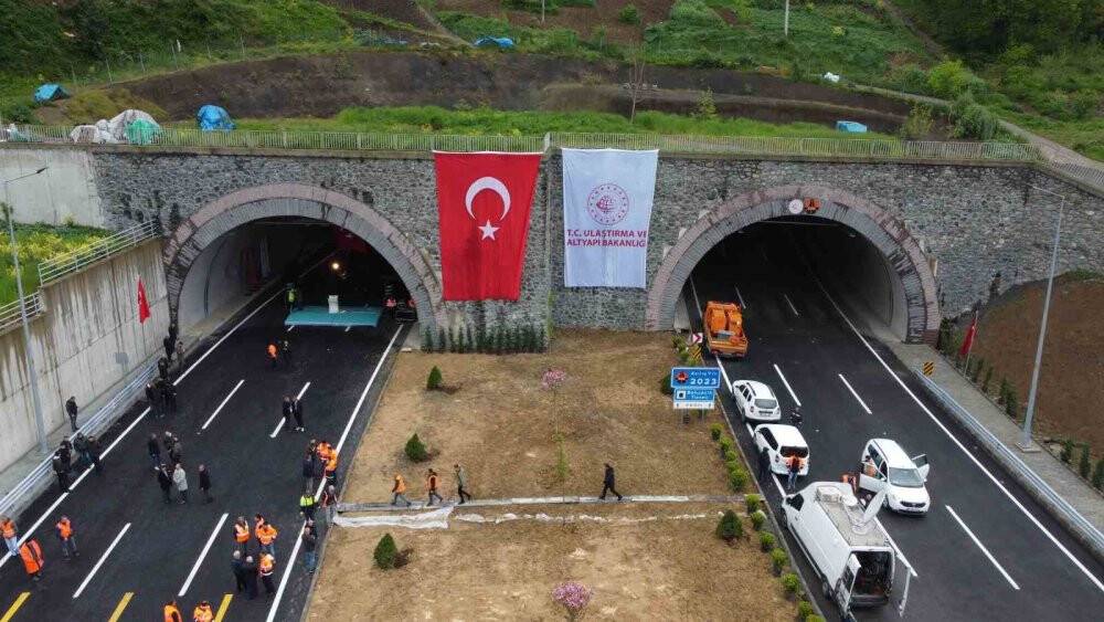 Tam 5 bin şantiyede 700 bin çalışma arkadaşımızla  ter döküyoruz