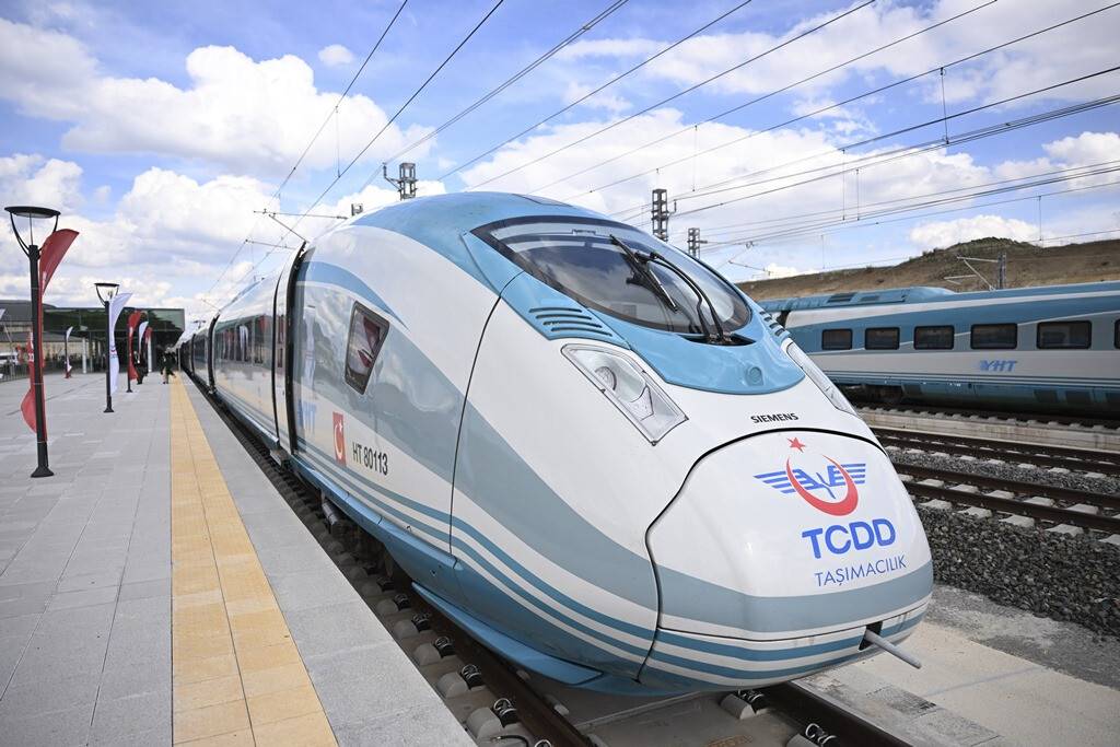 aa-20230426-30967348-30967344-ankarasivas-yuksek-hizli-tren-yht-hattinin-ilk-seferi.jpg