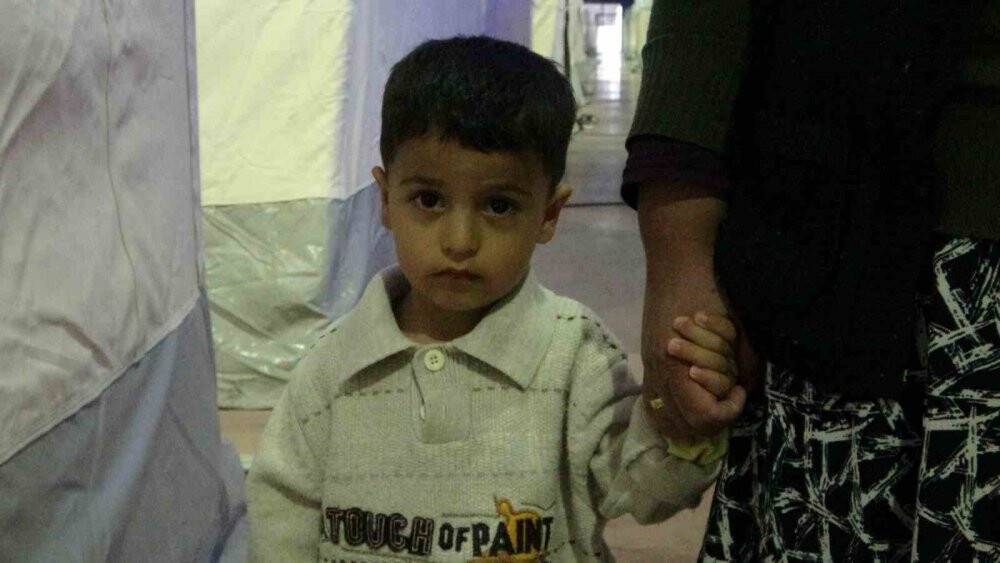 Boğazına şeker kaçan çocuğu Mehmetçik kurtardı