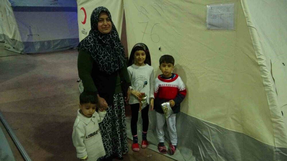 Boğazına şeker kaçan çocuğu Mehmetçik kurtardı