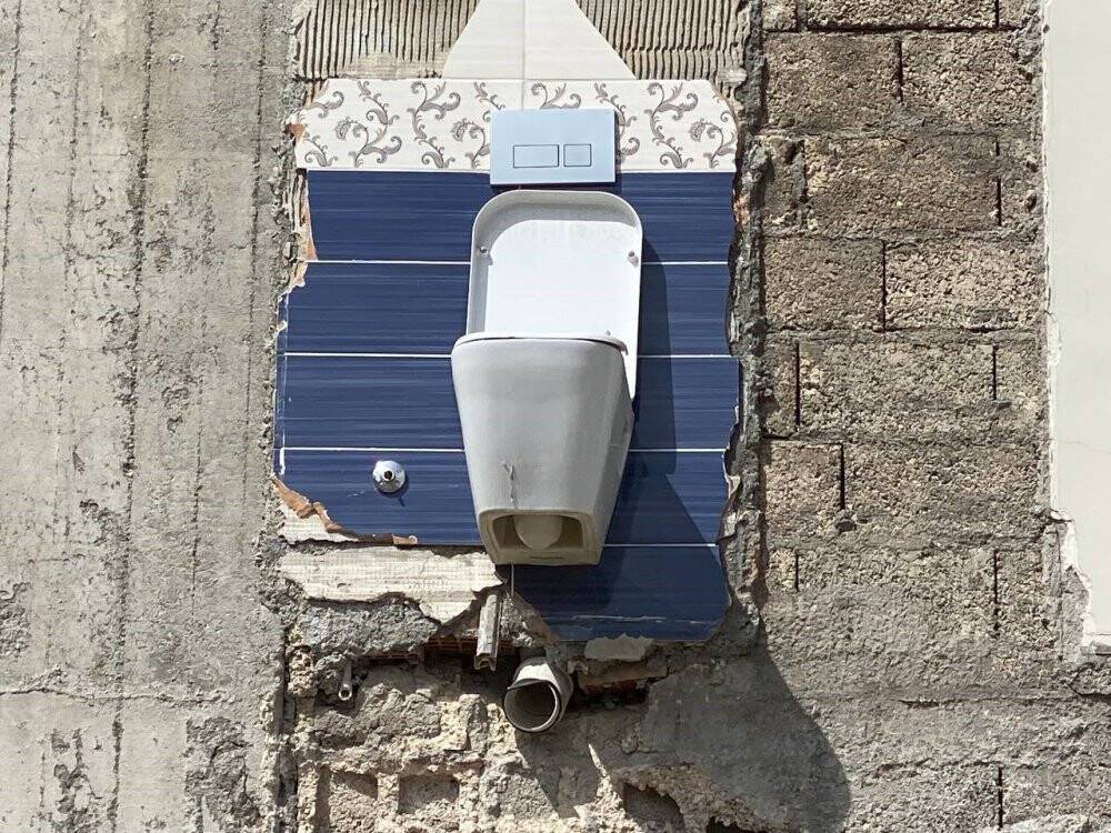 Duvardaki klozet şaşırtıyor