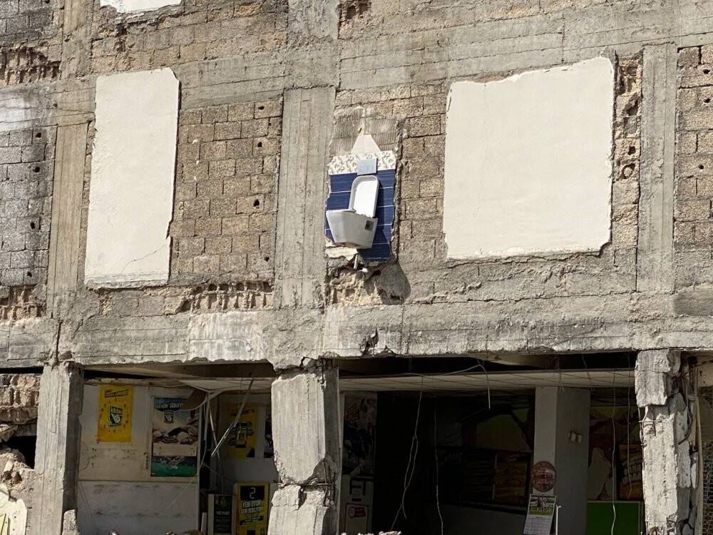 Duvardaki klozet şaşırtıyor