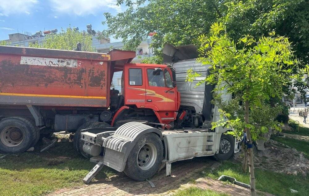 Freni patladı, araçları önüne katıp sürükledi