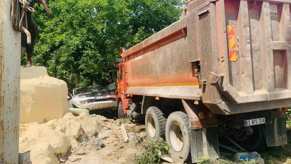 Freni patladı, araçları önüne katıp sürükledi